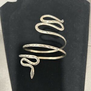RARE Unique Vintage Silver Snake Bangle Bracelet 
Excellent condition !!